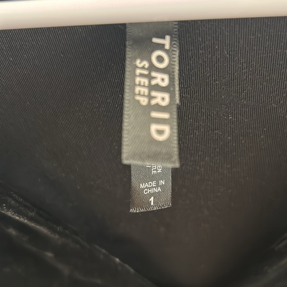 Torrid sleep night gown with hoodie. Size 1x. Black velour. NWOT - Picture 2 of 3